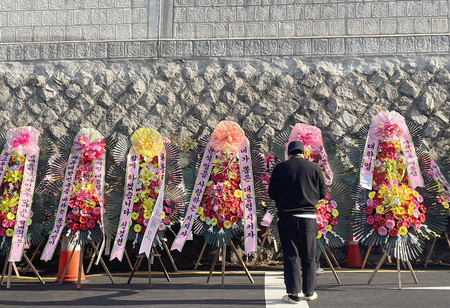 １１日、ソウルの韓国大統領府前に並べられた、尹錫悦大統領の支持者が送ったとみられる花輪