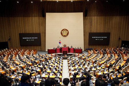 １４日、ソウルの韓国国会で開かれた大統領の弾劾訴追案採決の本会議（ＥＰＡ時事）