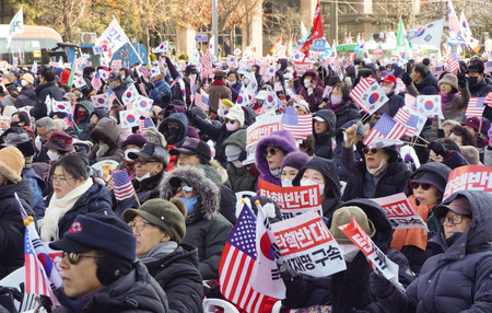 １４日、ソウル中心部の光化門で開かれた韓国の尹錫悦大統領の弾劾に反対する集会