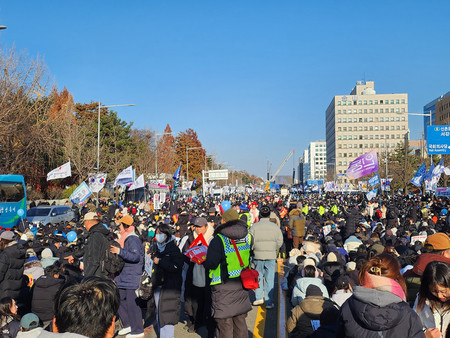 １４日、ソウルの韓国国会前で開かれた尹錫悦大統領の弾劾を求める集会