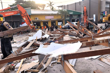 地震で倒壊したバヌアツの首都ポートビラの建物＝２０日（オーストラリア外務省提供）（ＡＦＰ時事）