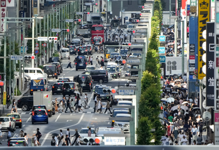 東京・銀座の中央通りを行き交う人たち＝８月２３日、東京都中央区（ＥＰＡ時事）