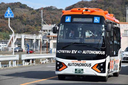 全国で初めて自動運転「レベル4」で営業運行される路線バス=25日午後、松山市