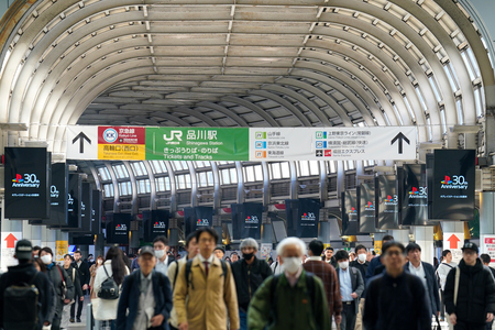 品川駅の通路を歩く会社員ら＝東京都港区（ＥＰＡ時事）