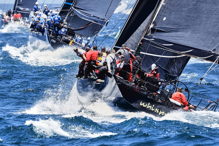 ２６日、オーストラリア・シドニーの港で、南部タスマニア島を目指すレースに参加するヨット（主催者側提供）（ＡＦＰ時事）