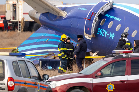 アゼルバイジャン航空機の墜落現場＝２５日、カザフスタン西部アクタウ近郊（ＡＦＰ時事）