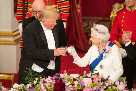 ２０１９年６月、ロンドンのバッキンガム宮殿で催された晩さん会で、トランプ氏と乾杯を交わすエリザベス英女王（当時）（ＡＦＰ時事）