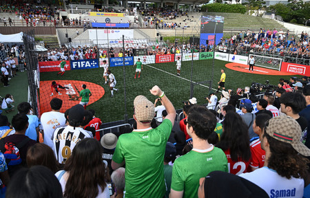 ホームレス・ワールドカップ（Ｗ杯）の決勝を観戦する観客＝９月２８日、韓国・ソウル（ＡＦＰ時事）