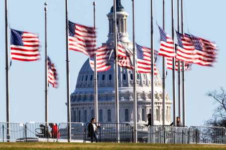 カーター元米大統領の死去を受け、連邦議会議事堂前に掲げられた半旗＝３０日、ワシントン（ＥＰＡ時事）