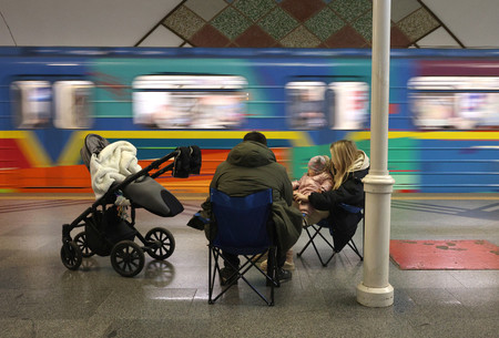 １２月３１日、ウクライナの首都キーウの地下鉄駅で空爆から避難する人々（ＡＦＰ時事）