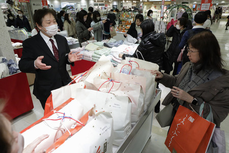 百貨店の初売りで福袋を買い求める人たち＝２日午前、東京都豊島区の東武百貨店池袋本店