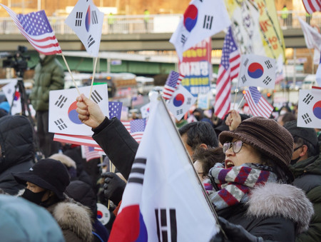 ３日、ソウルの韓国大統領公邸近くに集まった尹錫悦大統領の支持者ら