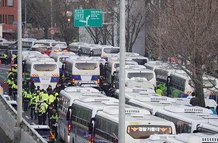 ３日、ソウルの韓国大統領公邸前に並ぶ警察車両