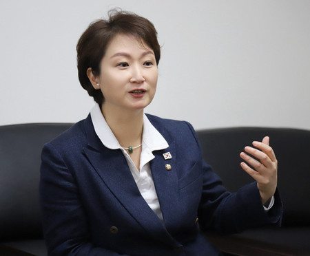 韓国最大野党「共に民主党」最高委員の李彦周議員（同議員事務所提供・時事）