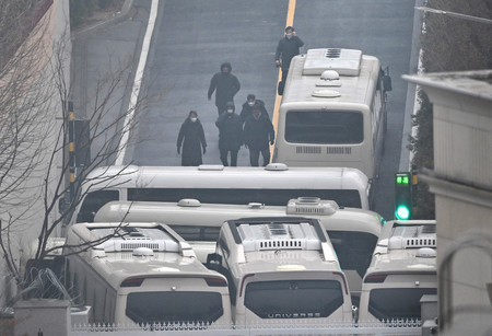 ６日、ソウルにある韓国大統領公邸の敷地内で、ゲートをふさぐ車両（ＡＦＰ時事）