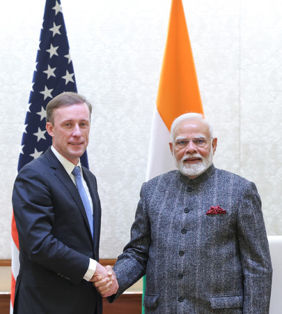 握手するインドのモディ首相（右）とサリバン米大統領補佐官（国家安全保障担当）＝６日、ニューデリー（インド政府提供・時事）