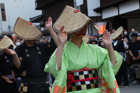 三味線や胡弓に合わせ踊り歩く「おわら風の盆」＝２０２３年９月１日、富山市八尾町