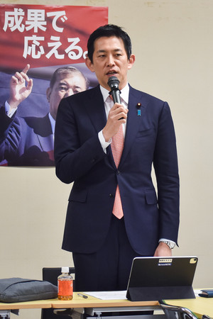 自民党の会合であいさつする小林鷹之元経済安全保障担当相＝９日午後、東京・永田町