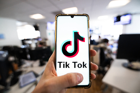 中国系短編動画投稿アプリ「ＴｉｋＴｏｋ（ティックトック）」のロゴが表示されたスマートフォン（ＡＦＰ時事）