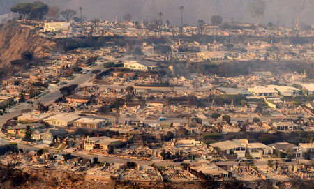 ９日、米西部カリフォルニア州ロサンゼルス近郊の山火事で焼け落ちた住宅（ＡＦＰ時事）