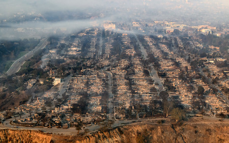 ９日、米西部カリフォルニア州ロサンゼルス近郊で山火事の被害を受けた住宅街（ＡＦＰ時事）