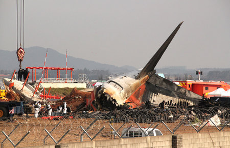 事故を起こし、炎上した済州航空の旅客機の残骸＝２０２４年１２月３０日、韓国南西部全羅南道の務安国際空港