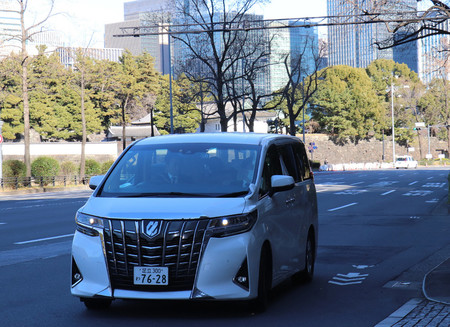 岩本絹子容疑者を乗せたとみられる車＝１３日午後、東京都千代田区