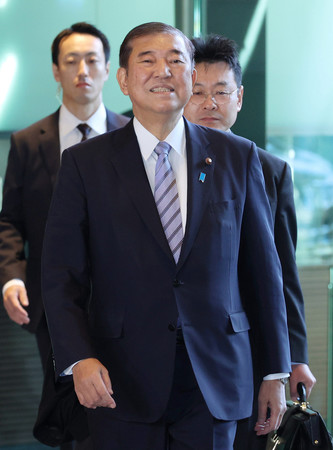 首相官邸に入る石破茂首相＝１４日、東京・永田町