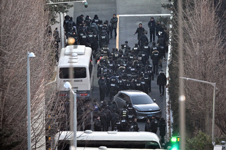 １５日、ソウルの韓国大統領公邸敷地に進入する警官ら（ＡＦＰ時事）