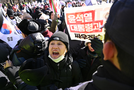 韓国の高官犯罪捜査庁が入る政府果川庁舎前で、抗議活動をする尹錫悦大統領の支持者＝１５日（ＡＦＰ時事）