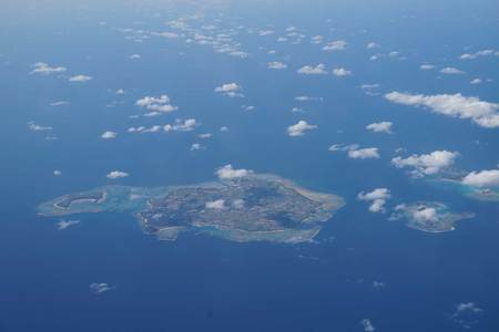 上空から撮影した沖縄・屋那覇島（左端）