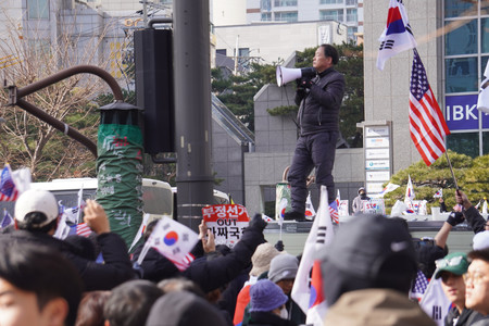 １８日、韓国のソウル西部地裁近くで開かれた尹錫悦大統領を支持する集会