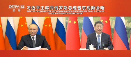 ２１日、オンライン会談に臨む中国の習近平国家主席（右）とロシアのプーチン大統領（中国国営中央テレビ電子版より）