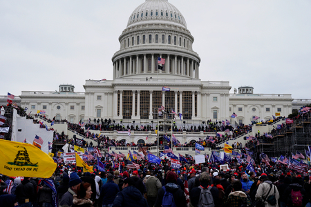 米連邦議会議事堂に押し寄せるトランプ大統領支持者ら＝２０２１年１月、ワシントン（ＥＰＡ時事）