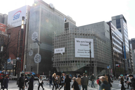26日に開業する銀座ソニーパーク(中央)=23日、東京都中央区