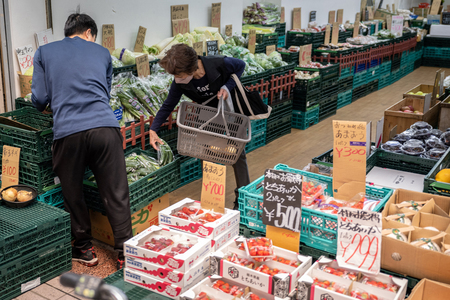 スーパーの食料品売り場で買い物する人＝２０２４年４月、東京都内（ＡＦＰ時事）