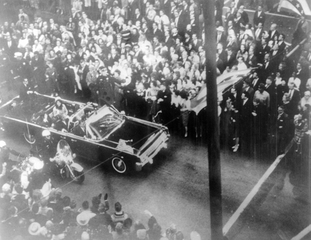 暗殺の直前、米テキサス州ダラスを車でパレードするジョン・Ｆ・ケネディ元大統領ら＝１９６３年１１月２２日（ＡＦＰ時事）