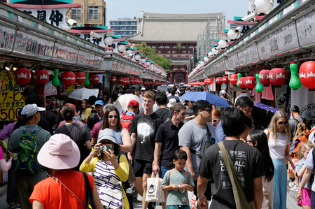 多くの外国人観光客でにぎわう浅草寺の仲見世通り＝２０２４年７月、東京都台東区（ＥＰＡ時事）