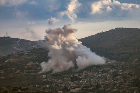 ２４日、イスラエル軍の攻撃を受けてレバノン南部で上がる煙（ＡＦＰ時事）