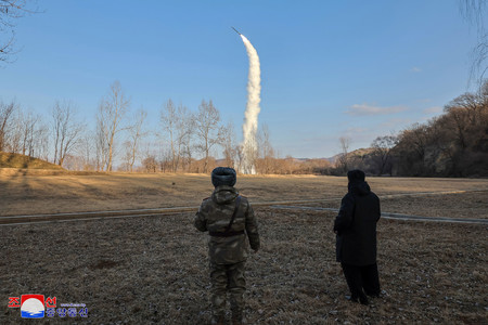 ２５日、戦略巡航ミサイルの発射実験を視察する北朝鮮の金正恩朝鮮労働党総書記（右）＝撮影場所不明（朝鮮通信・時事）