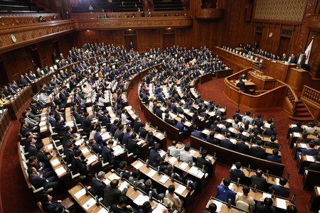 第２１７通常国会が召集され、衆院本会議に臨む議員ら＝２４日、国会内