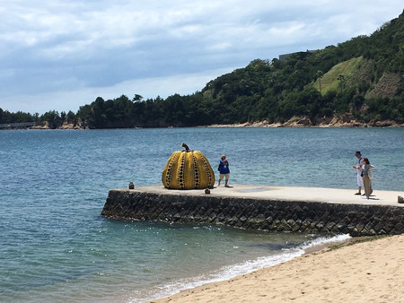 香川県直島の海辺にある草間彌生さんのカボチャのオブジェ＝２０１９年８月