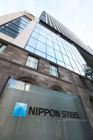 日本製鉄本社が入るビルの前に掲げられた看板＝東京都千代田区