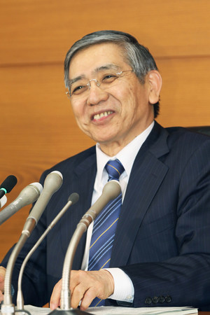 記者会見する日銀の黒田東彦総裁（当時）＝２０１４年１０月３１日、東京都中央区の日銀本店