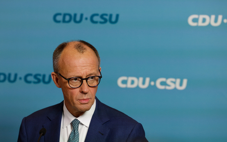 ドイツ最大野党キリスト教民主・社会同盟（ＣＤＵ・ＣＳＵ）のメルツ党首＝２８日、ベルリン（ＡＦＰ時事）