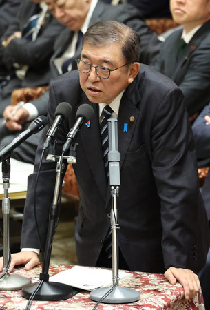 衆院予算委員会で答弁する石破茂首相=4日午前、国会内
