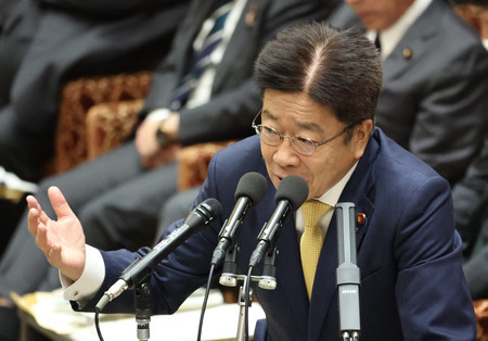 衆院予算委員会で答弁する加藤勝信財務相=4日午前、国会内