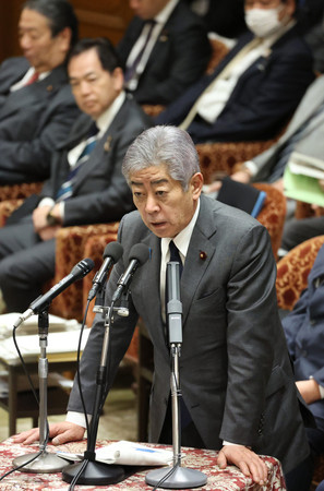 衆院予算委員会で答弁する岩屋毅外相=4日午前、国会内