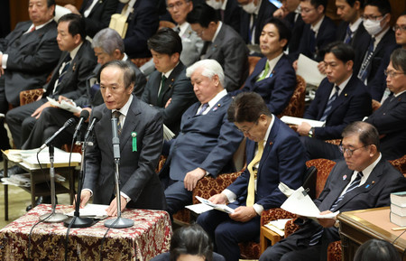 衆院予算委員会で答弁する日銀の植田和男総裁（左手前）＝４日午前、国会内