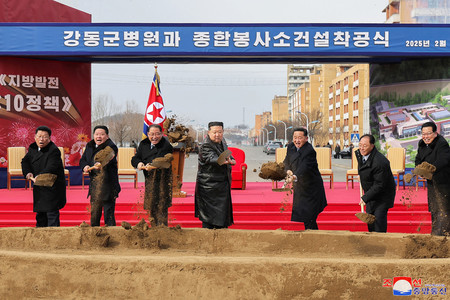 ６日、平壌郊外で行われた病院の起工式に出席した北朝鮮の金正恩朝鮮労働党総書記（中央）＝朝鮮中央通信が７日配信（ＡＦＰ時事）